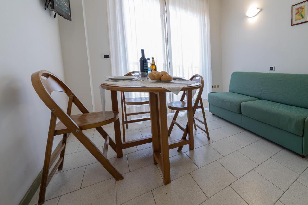 Residence Hotel Club House Cattolica Buitenkant foto