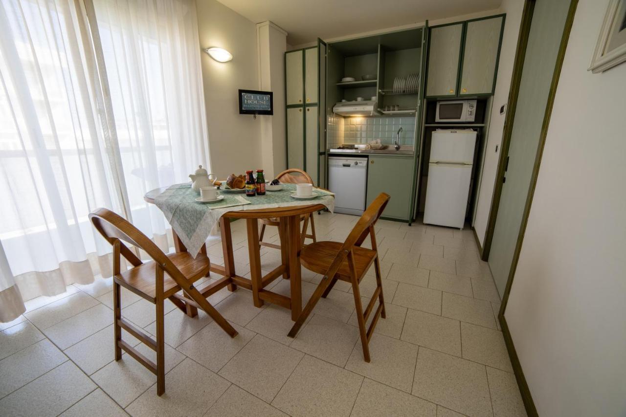 Residence Hotel Club House Cattolica Buitenkant foto