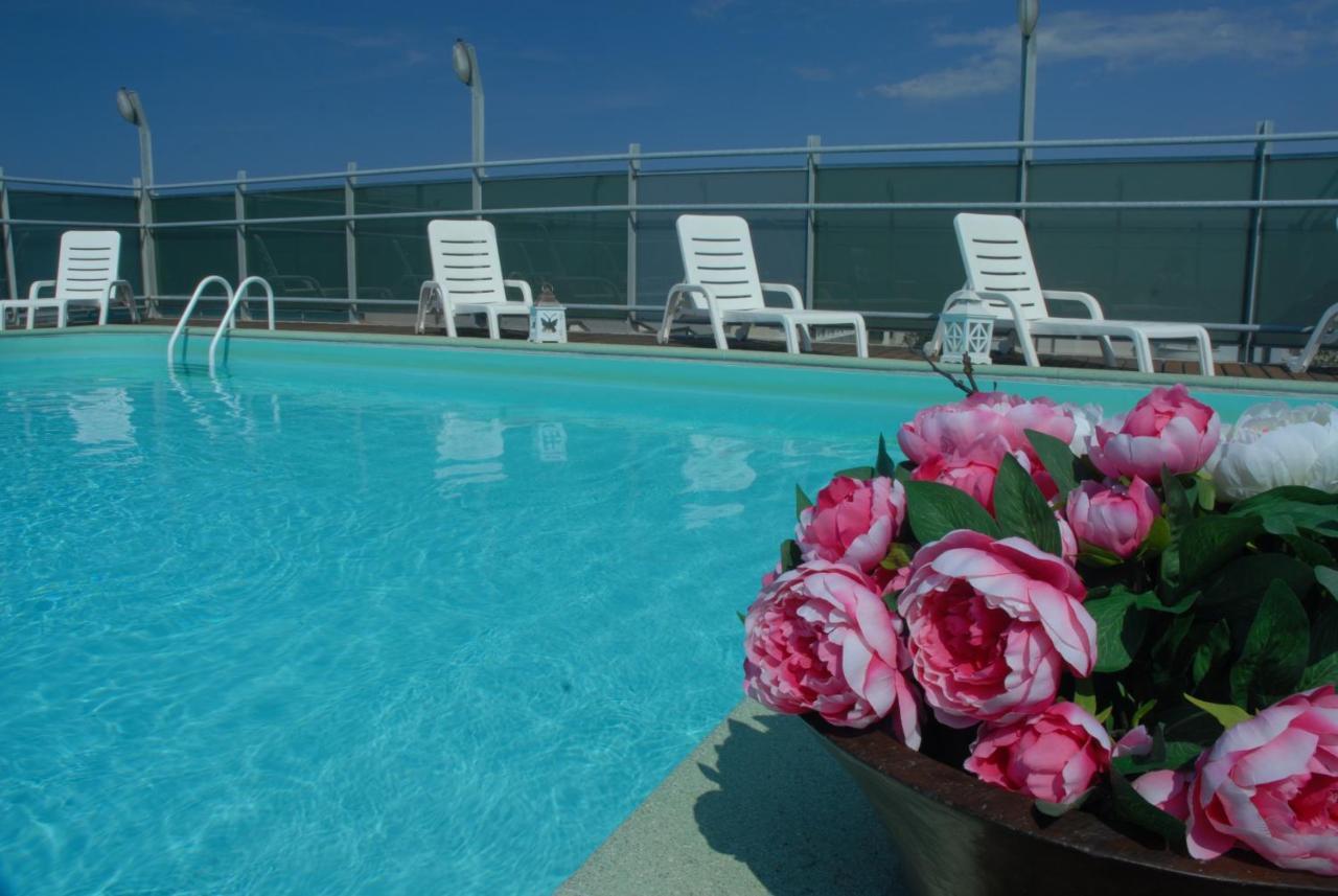 Residence Hotel Club House Cattolica Buitenkant foto