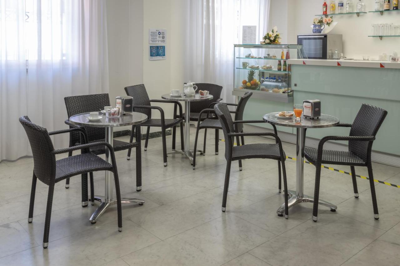 Residence Hotel Club House Cattolica Buitenkant foto
