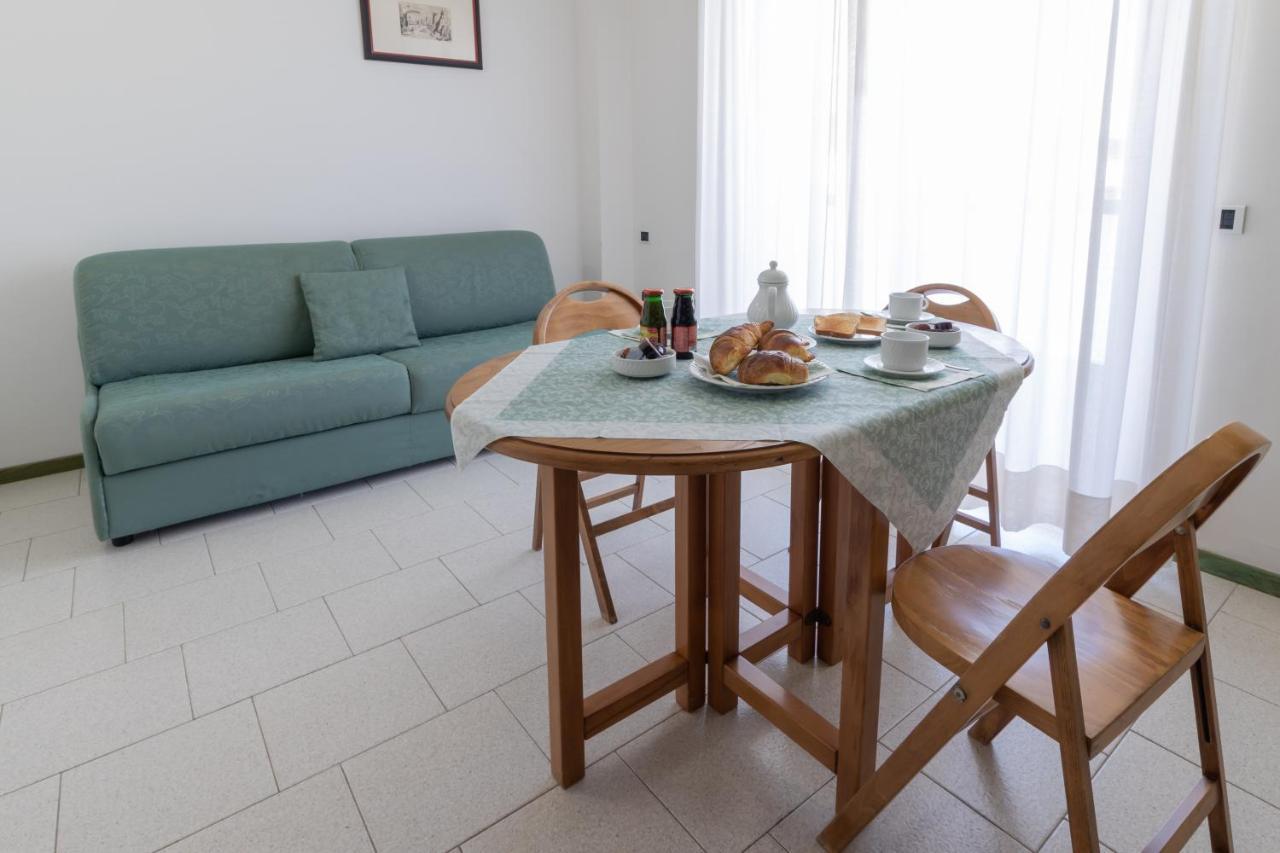 Residence Hotel Club House Cattolica Buitenkant foto