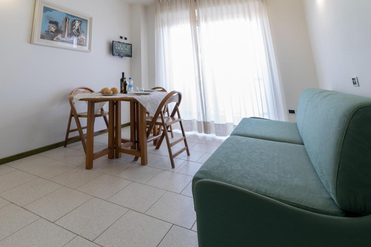 Residence Hotel Club House Cattolica Buitenkant foto