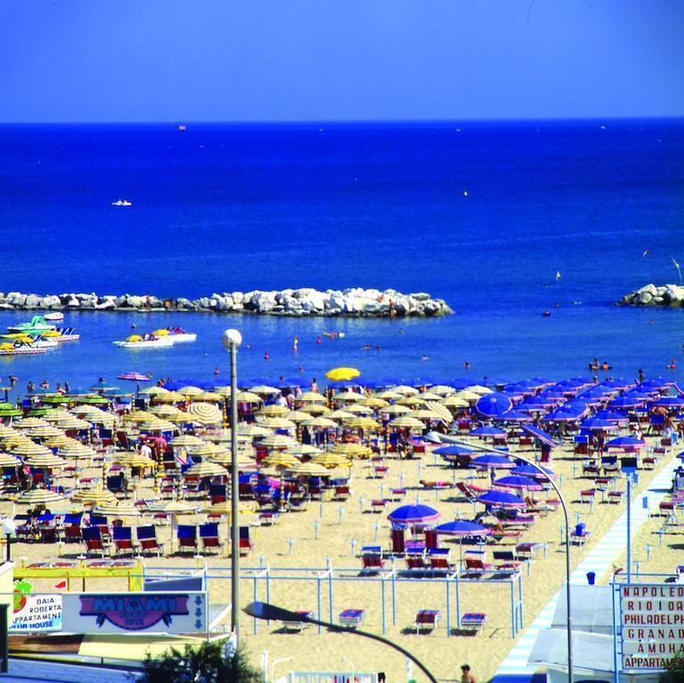 Residence Hotel Club House Cattolica Buitenkant foto