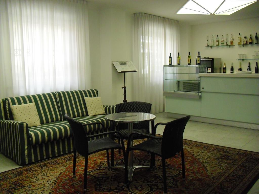 Residence Hotel Club House Cattolica Buitenkant foto